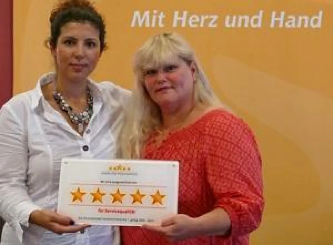 Geschäftsführerin Gülsen Sariergin (links) und Geschäftstellenleiterin Susann Kuhlmann sind stolz auf die Urkunde: Die „Nordsee Pflege“ ist die erste deutsche Senioren-Einrichtung mit fünf Sternen für