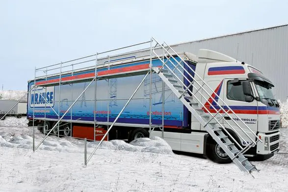 Bild: Ruck-zuck vom Eis befreit: Mit dem KRAUSE „EisfreiGerüst“ können LKW´s schnell und sicher gereinigt werden