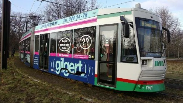 Bild: Ab sofort auf Tour: die Magdeburger Hörbahn – Straßenbahn wirbt für gutes Hören – mit missverstandenen Sätzen
