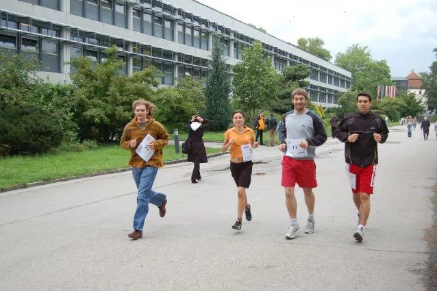 Bild: Pond Race 08 - Ob Laufen in Handschellen oder als "Krocha" verkleidet - für den guten Zweck ist alles erlaubt