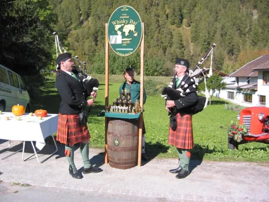 Bild: Zurich Caledonian Pipe Band überraschte die kleinste Bar der Welt