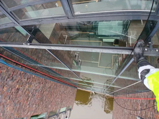 Bild: Entfernung von Verunreinigungen auf Fassaden durch die Industrie Kletterer Hamburg IKH GmbH