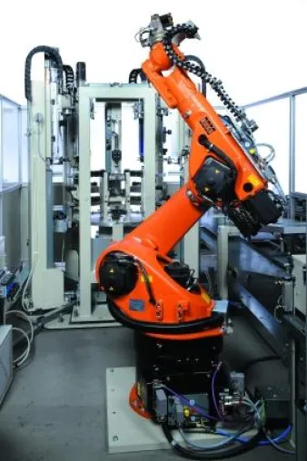 Roboterzelle zum mechanischen Innenentgraten von Antriebs- und Getriebewellen Bild: Roboterzelle zum mechanischen Innenentgraten von Antriebs- und Getriebewellen