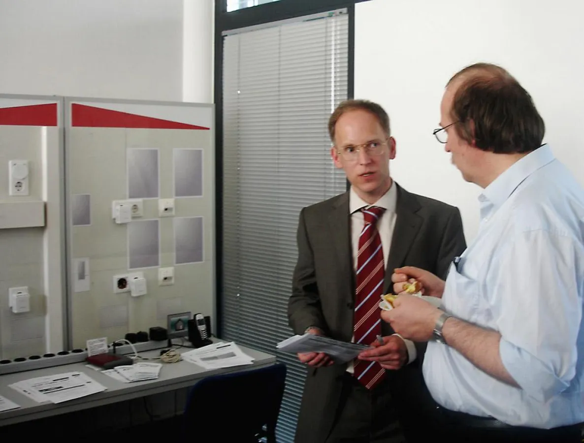 Fachgespräch im Technikum zwischen Prof. Dr. Olaf Ziemann (r.), POF-AC FH Nürnberg, und Gunnar Böttger, Diamond GmbH aus Stuttgart