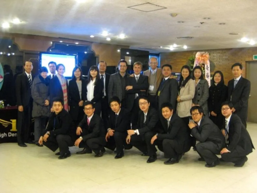 Luca Nelli, Aldo Zilio und Enrico Steger umrahmt von High Dental Korea und einigen Kongressteilnehmern