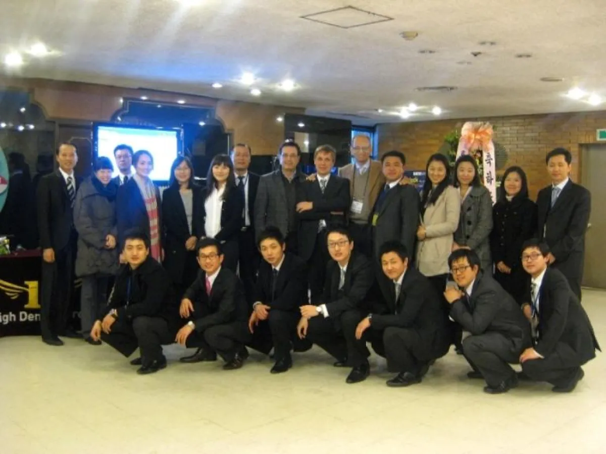 Luca Nelli, Aldo Zilio und Enrico Steger umrahmt von High Dental Korea und einigen Kongressteilnehmern