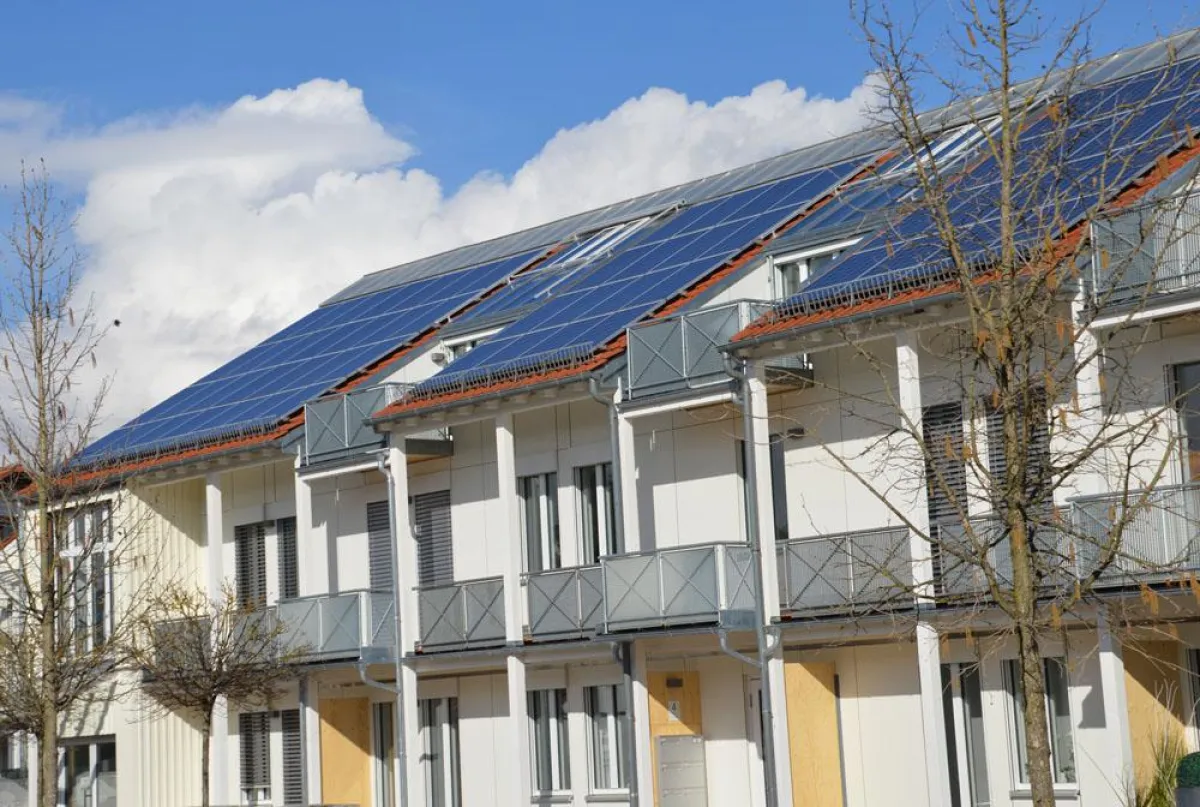 Doppel-Kraftwerke auf dem Dach: Solarthermie und Photovoltaik.