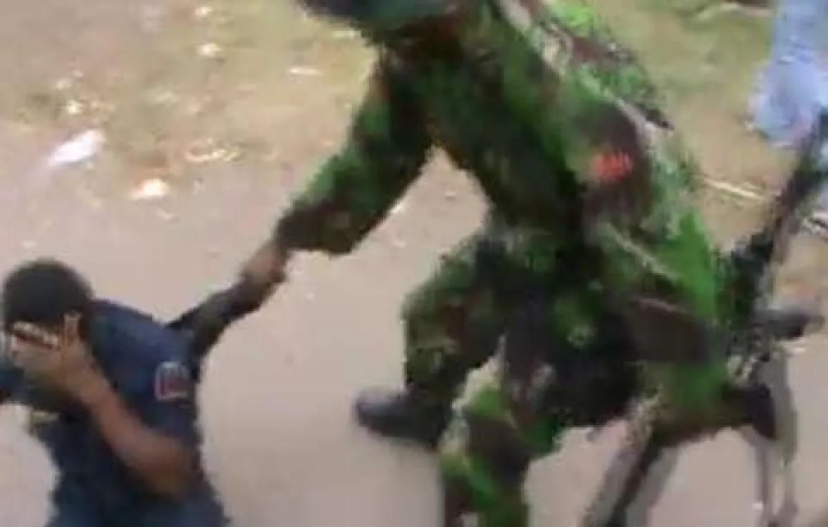 Das schockierende Videomaterial zeigt den Angriff indonesischer Soldaten auf Zivilisten in West-Papua. © SBS TV/West Papua Media
