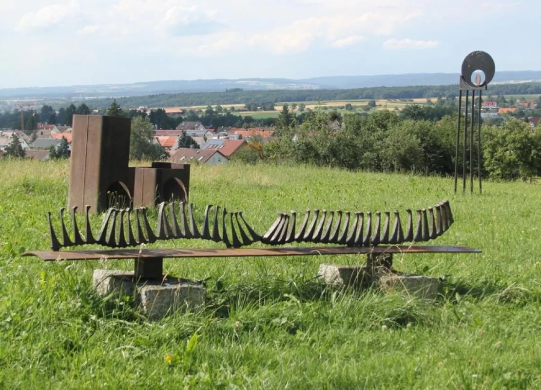 Skulpturen von Künstlern des Offenen Kulturtreffs im Garten des Badhotels Stauferland