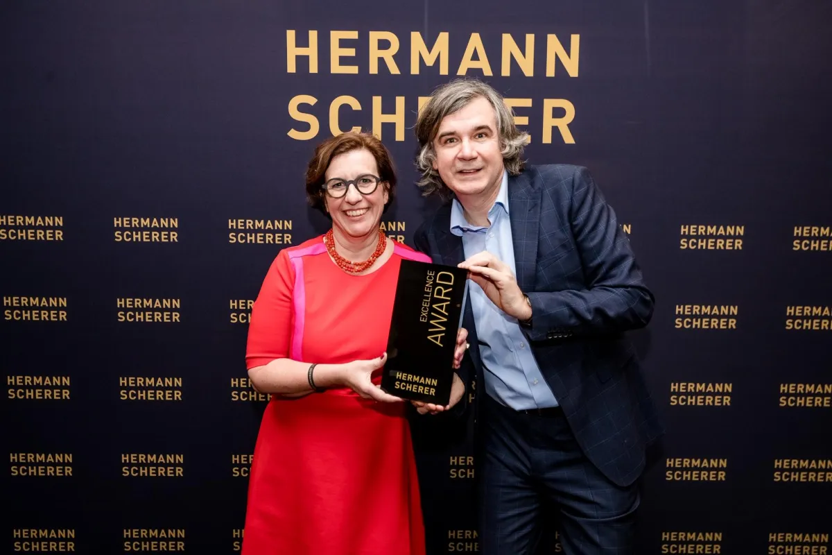 Herrman Scherer verleiht Excellence Award an Petra Trautwein Foto: Dominik Pfau