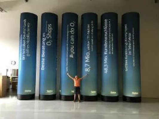 Bild: Riesengroße Werbesäulen für Telefónica Deutschland