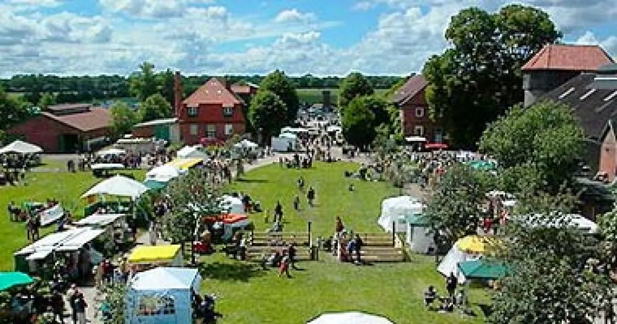 Bis zu 9000 Besucher jedes Jahr. Bio-Erdbeeren direkt vom Feld ernten