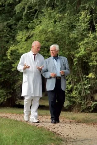 Bild: „Mister Gesundheit“ will die Integrative Medizin fördern - Hademar Bankhofer stellt seine neue Broschüre vor