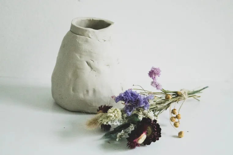 Bild: Perfekt zum Muttertag: Trockenblumen und eine Vase zum gemeinsamen Töpfern