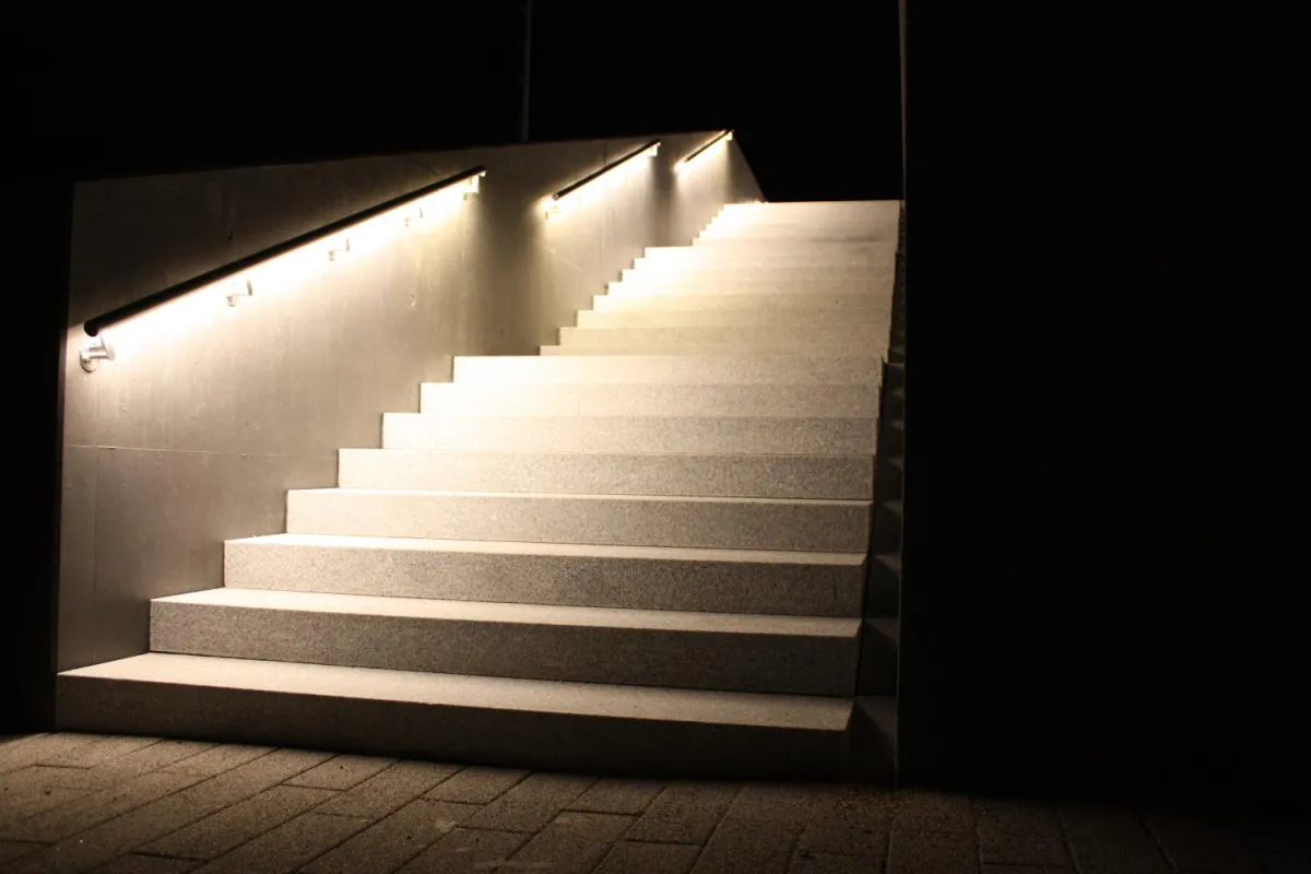 Bietet Halt und Sicherheit auf der Treppe - LED-Handlauf von DAIDALOS®