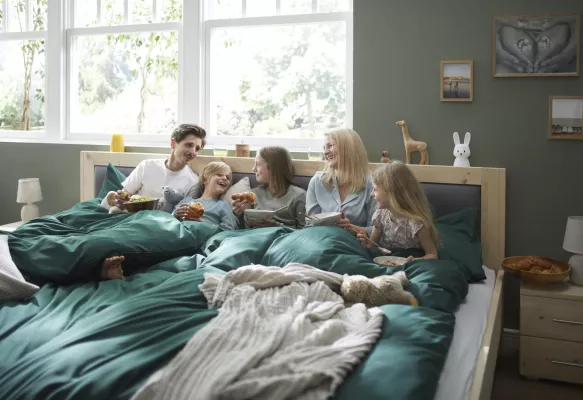 Bild: Neues Schlaferlebnis für die gesamte Familie Wie stärke ich meine Eltern-Kind-Bindung durch ein Familienbett?