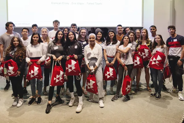 Bild: 160 Jugendliche mit Migrationserfahrung aus 15 Bundesländern zum Auftakt ihres START-Stipendiums in Bonn