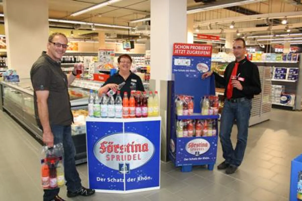 Bettina Irgel beim Probeausschank im neuen Fuldaer ReWe Markt in den Dalberghöfen