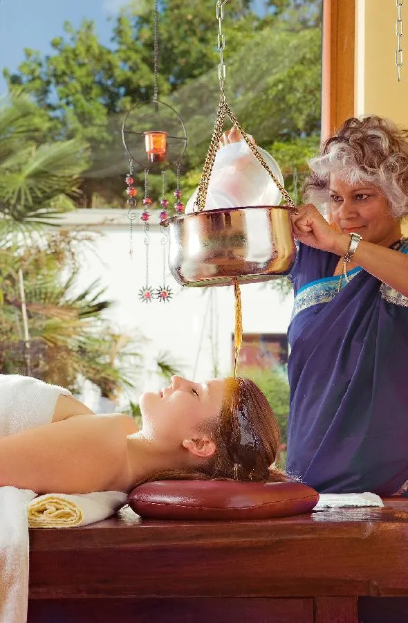 Bad Krozingen: Stirnguss im Ayurveda-Zentrum der 