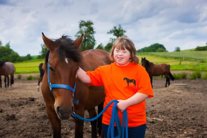 Bild: Liebe ohne Worte: Heilsame Tierbegegnungen im Familienurlaub