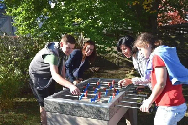 Kinder in der St. Lukas-Klinik freuen sich über neuen Outdoor-Kicker Bild: Kinder in der St. Lukas-Klinik freuen sich über neuen Outdoor-Kicker