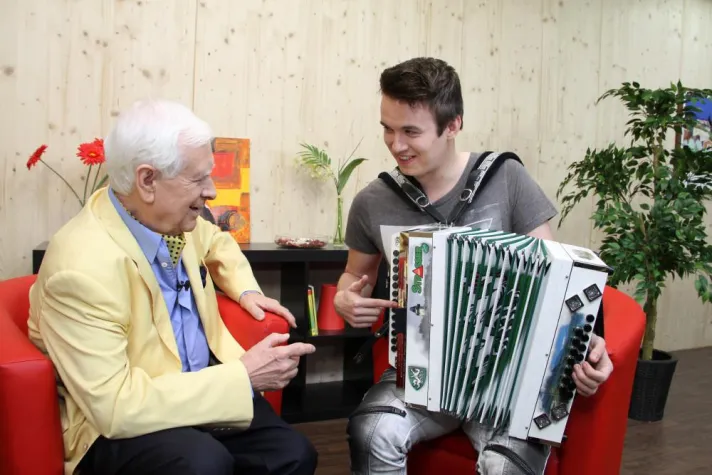 So bleibt man lange fit im Kopf & der Sänger mit der Ziehharmonika Bild: So bleibt man lange fit im Kopf & der Sänger mit der Ziehharmonika