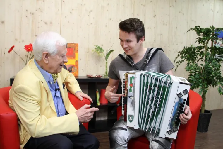 Bild: So bleibt man lange fit im Kopf & der Sänger mit der Ziehharmonika
