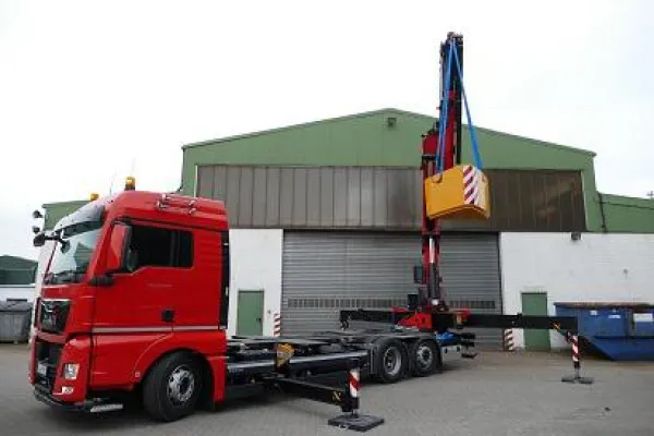 Containertransporte und Kranarbeit in Kombination bei Hüffermann Bild: Containertransporte und Kranarbeit in Kombination bei Hüffermann