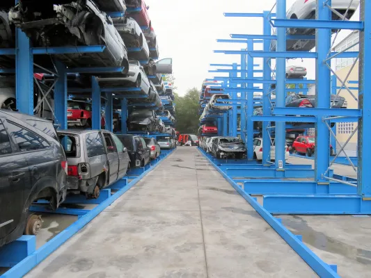 Bild: Altfahrzeuge hoch gestapelt - Kragarmregale für Pkw-Verwerter