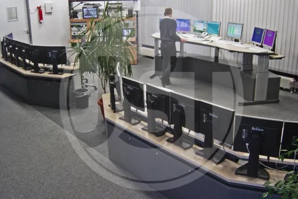 Bild: Planung und Einrichtung Leitwarte / Kontrollraum mit höhenverstellbaren Systemtischen u. KVM-Extendern von JST