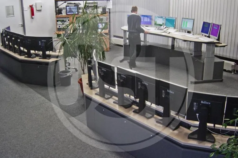 Bild: Planung und Einrichtung Leitwarte / Kontrollraum mit höhenverstellbaren Systemtischen u. KVM-Extendern von JST