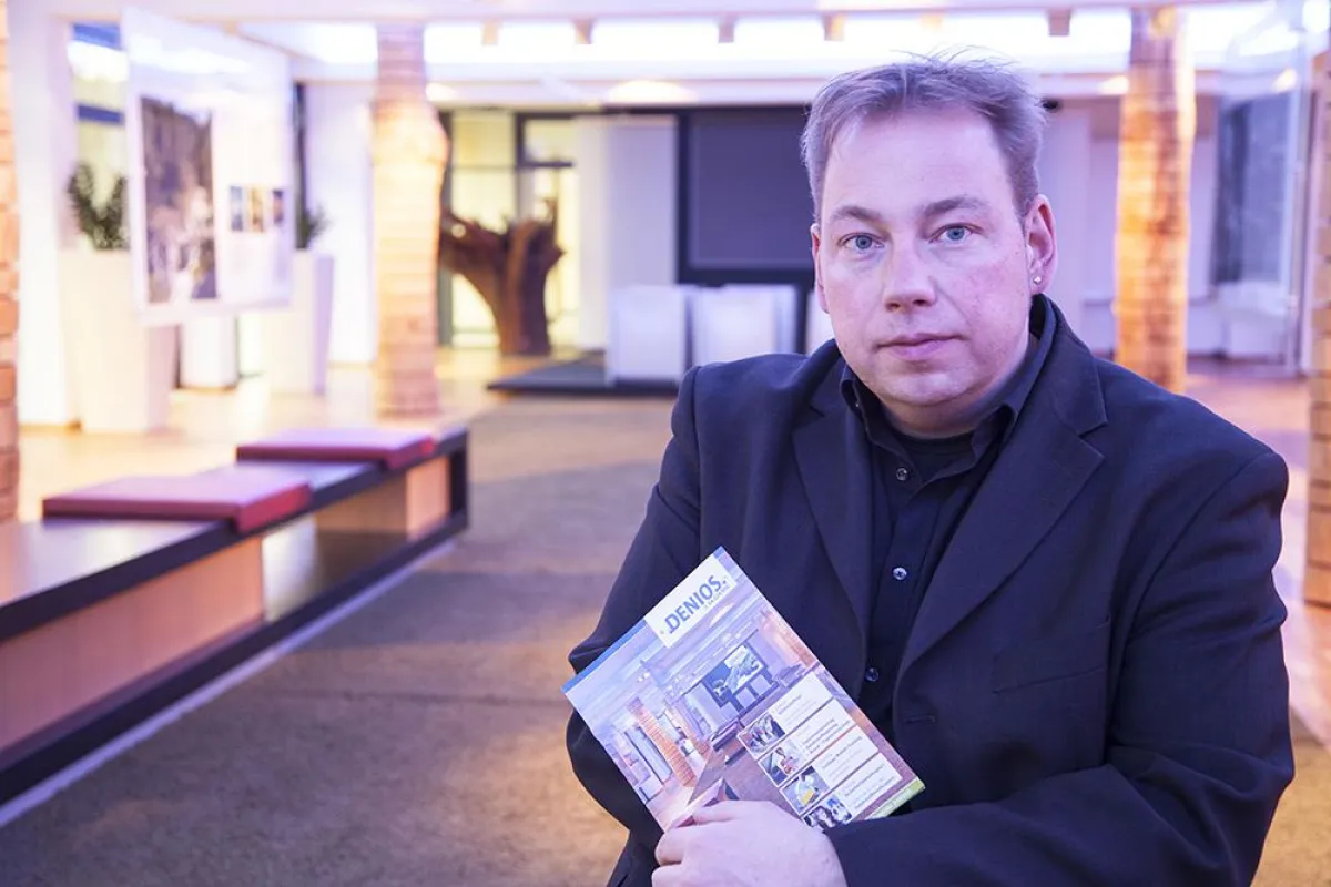 Tim Frischholz präsentiert das Programm der DENIOS-Akademie