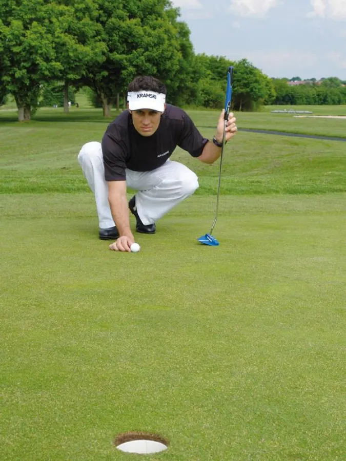 Putt-Experte Michael Torres beim Zielen