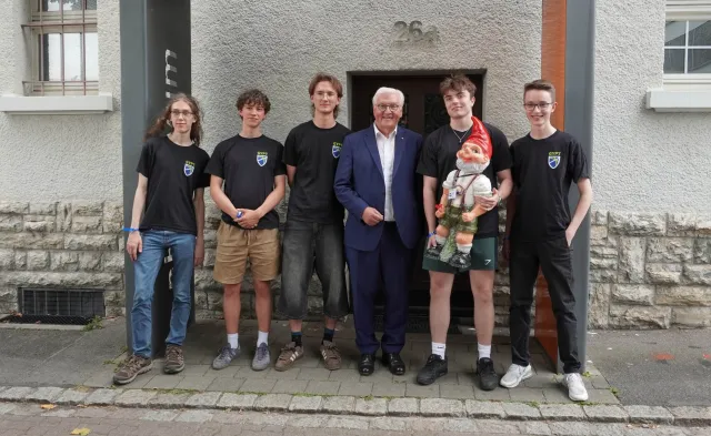 Bild: Bundespräsident Frank-Walter Steinmeier zu Besuch bei IYPT-Jungforscher:innen im phaenovum Schülerforschungszentrum