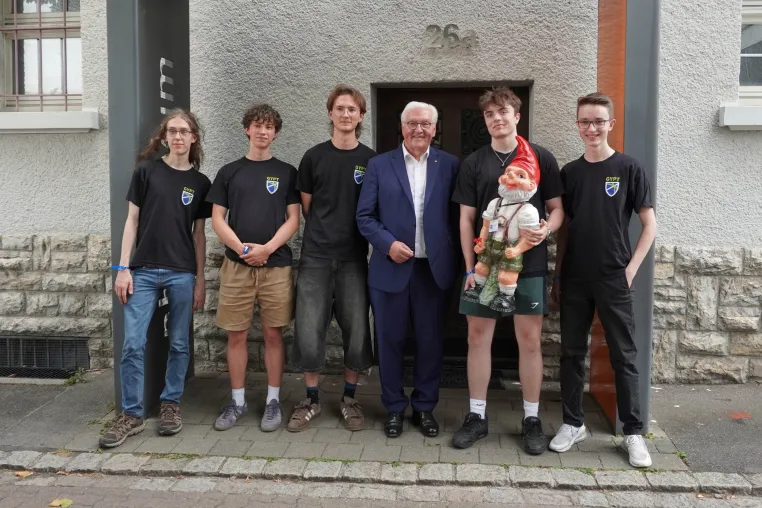 Bild: Bundespräsident Frank-Walter Steinmeier zu Besuch bei IYPT-Jungforscher:innen im phaenovum Schülerforschungszentrum