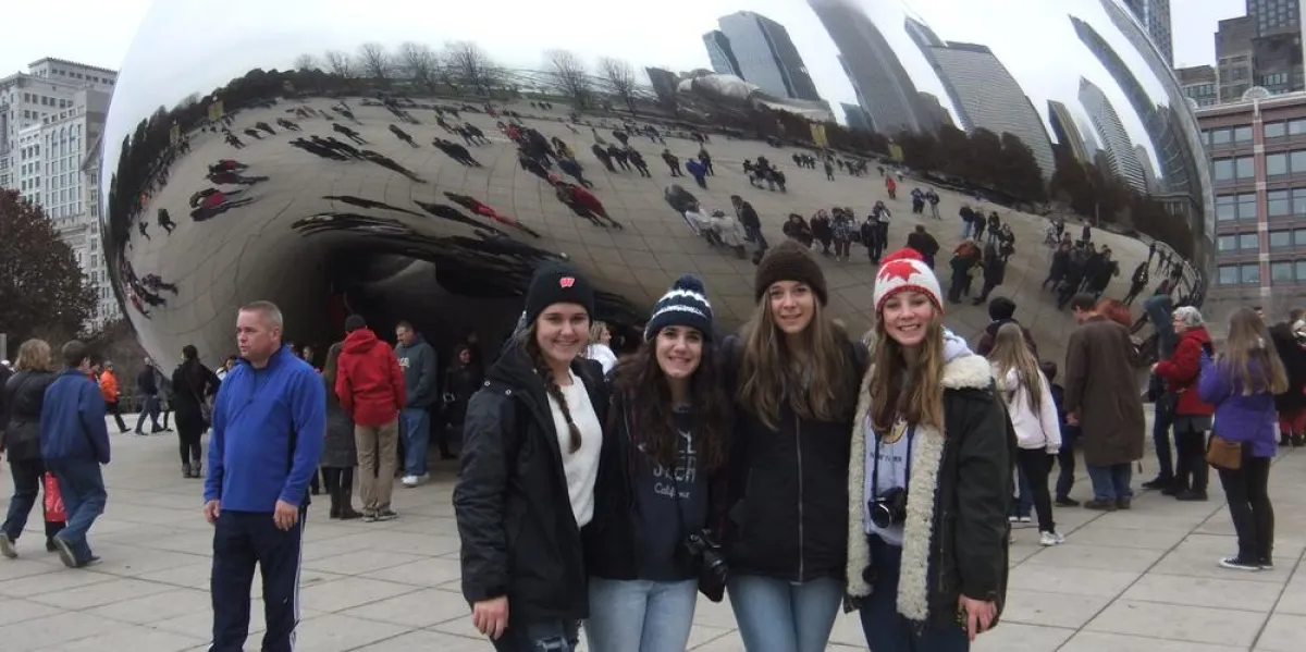 Schüleraustausch USA: Alice und Freunde in Chicago am Cloud Gate (Foto: Stiftung Völkerverständigung