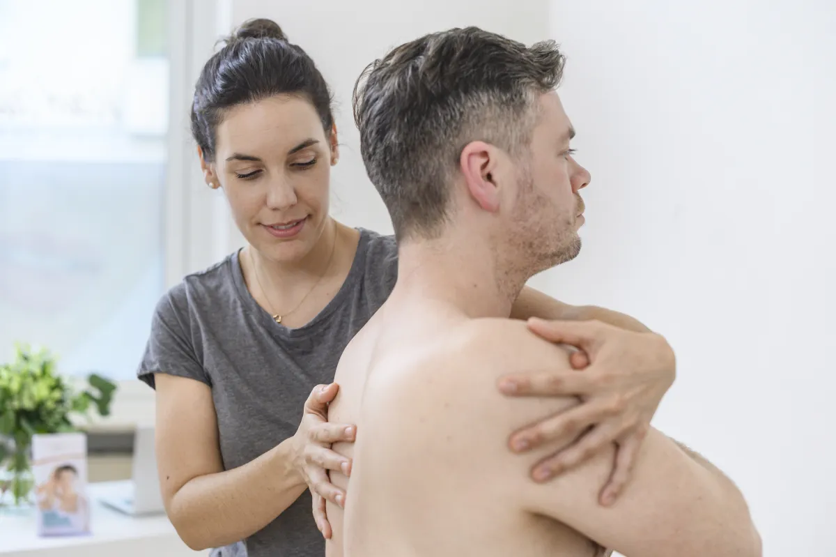 Bei Rückenbeschwerden kann auch die Osteopathie unterstützen. (© BVO)
