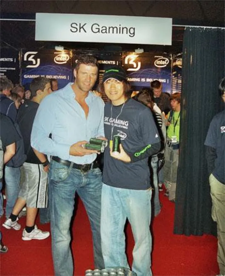 Markus Lippke überreichte auf der GC 2006 dem bekannten eSport-Spieler Tae Min „Zacard“ Hwang mehrere hundert RaptoxX Energy Drinks]