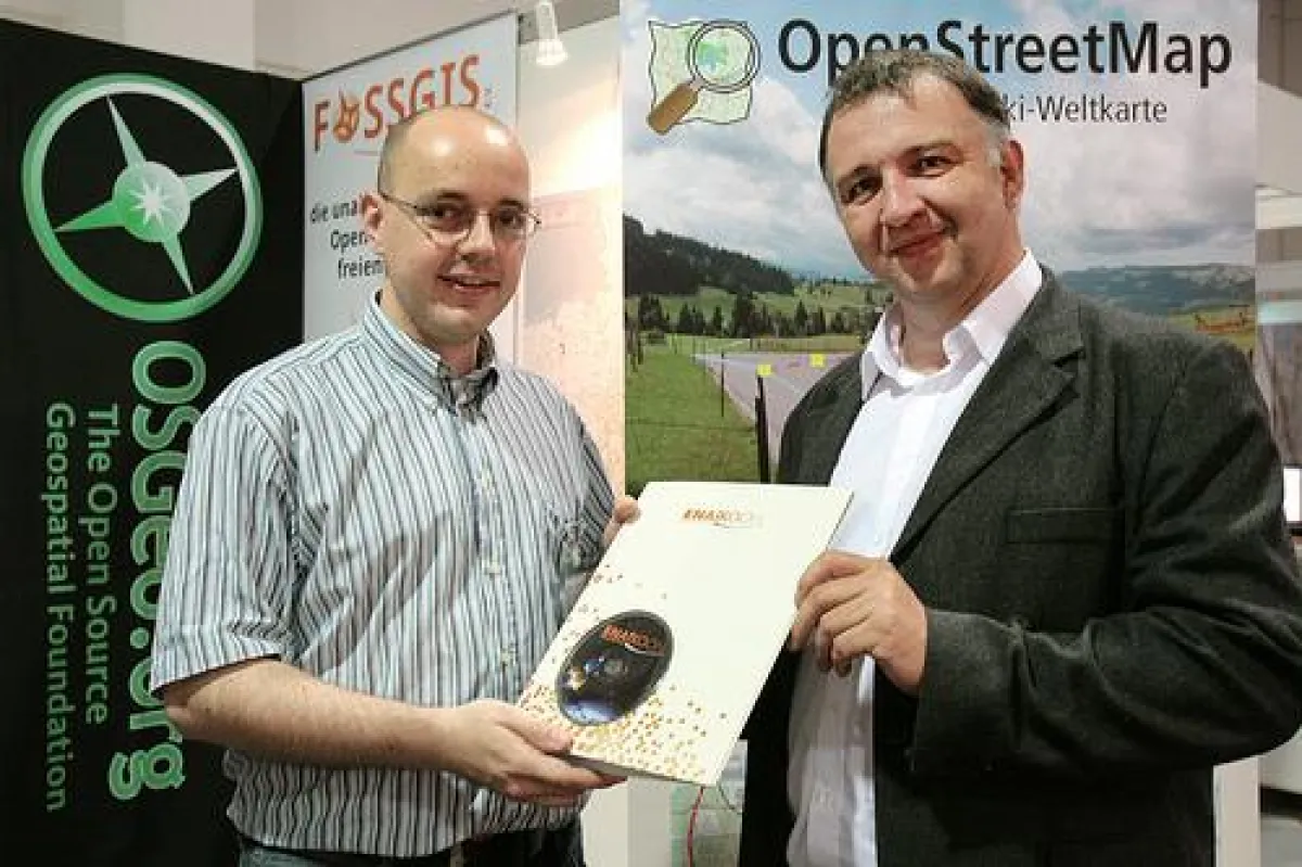 ENAiKOON Geschäftsführer Markus Semm übergibt Datenspende an OSM-Mitglied Lars Lingner