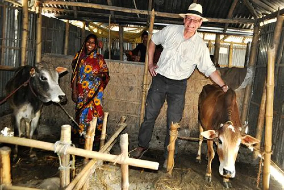 Der Deutsche Botschafter in Bangladesch, Dr. Thomas Prinz, besucht Teilnehmerin am NETZ-Programm.