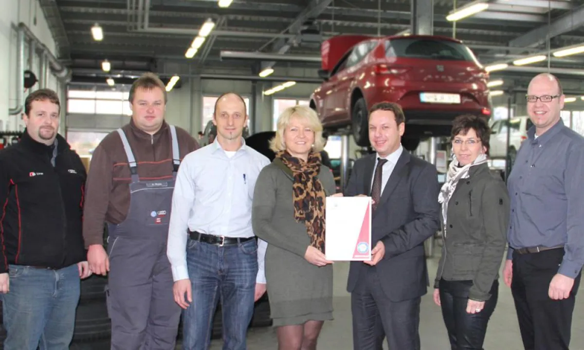 Uli Wagner, SEAT Gebietsleiter Service, (3. v.r.) gratuliert dem SEAT Service-Team.