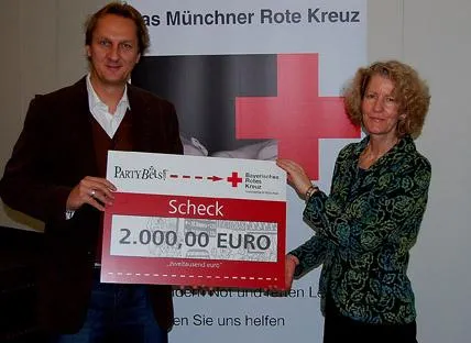 PartyBets spendet erneut 2.000 Euro für das Münchner Rote Kreuz Bild: PartyBets spendet erneut 2.000 Euro für das Münchner Rote Kreuz