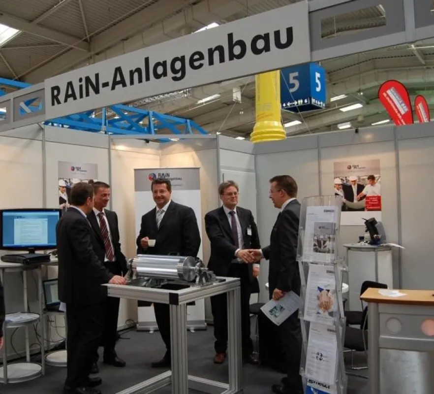 RAiN-Partner Udo Thönnissen (NST GmbH), Ulrich Berners (LBBZ GmbH) und Alexander Houben (JHT GmbH) am RAiN-Stand auf der Hannover Messe 2009 (Bildmitte, von li nach re)
