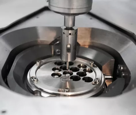 Bild: Fräsmaschine Tizian Cut 5.4 von Schütz Dental - „Made in Germany“