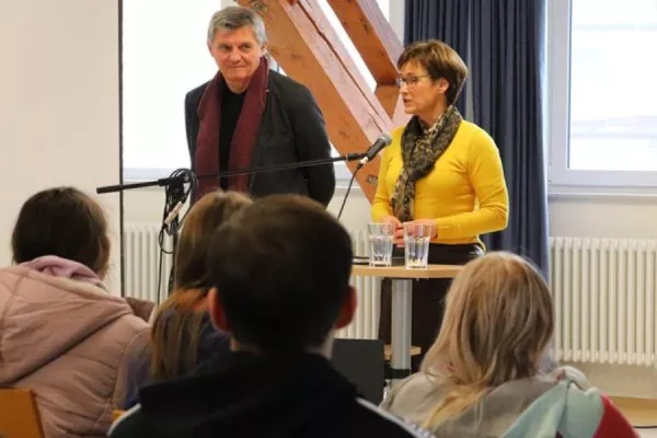 Politik hautnah: Landtagsvizepräsidentin besucht Max-Gutknecht-Schule Bild: Politik hautnah: Landtagsvizepräsidentin besucht Max-Gutknecht-Schule