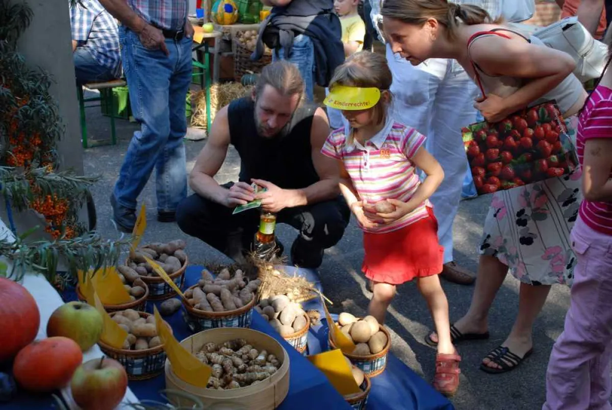 Topinambur- und Kartoffelquiz am Stand der Bio Ranch Zempow