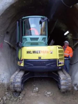 Bild: Bestens für den Stollenbau gerüstet: HKL Raupenbagger mit Spezialausstattung
