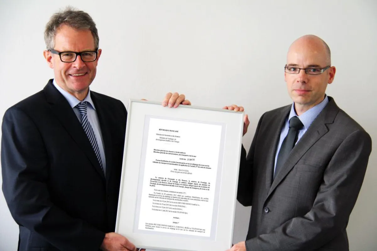 J. Steinmeyer, DKV Bereichsleiter Maut, und A. Leber, DKV Projektleiter Ecotaxe mit Zertifikat.