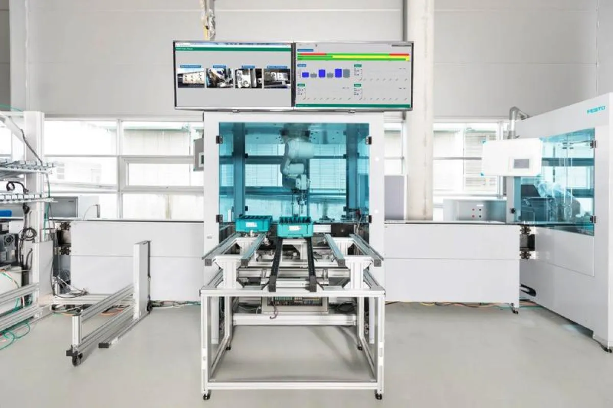 Die Smarte Systemoptimierung kann Prozesse automatisiert beurteilen und Fehlerentstehung sowie Folgefehler in verketteten Anlagen aufdecken. ((Quelle: Fraunhofer IPA/IFF, Foto: Rainer Bez))