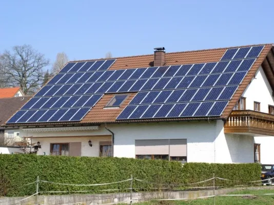 Bild: Auf Sonne und Holz setzen statt über hohe Energiepreise ärgern